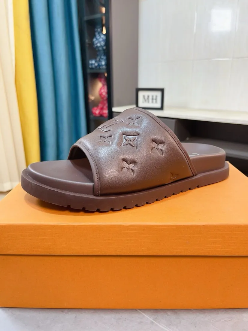 Men's shoes 💰360🌹🌹 (lv-Louis Vuitton) new men's sandals, high-end boutique, exquisite embossed logo decoration on the upper, fine workmanship, super soft soles, casual, loose and comfortable, a must-have in summer! \nsize：38-44